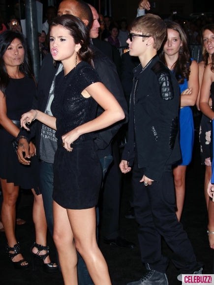 Selena lộ chân "cò hương" khi đến ủng hộ "tình cũ"