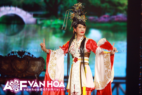 "Điêu Thuyền" Hoài Linh và "Lữ Bố" Cẩm Ly gây bất ngờ khi hát tuồng cổ